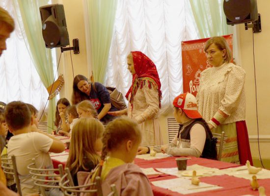 yunye-zriteli-poznakomilis-s-tradiciyami-rospisi-romanovskoj-igrushki-3